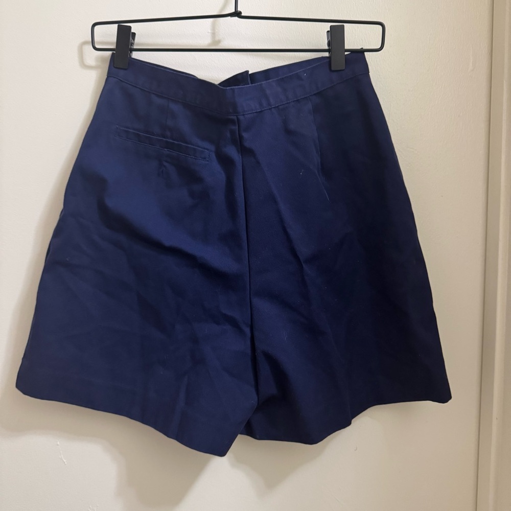 Izod Women’s Golf Navy Blue Golf Shorts with Button and Zipper Closure Size 10 - Picture 2 of 3